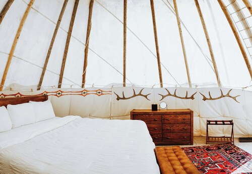 Beautiful Glamping Tipi with King Bed 1/2 mile from Yellowstone Park Entrance.