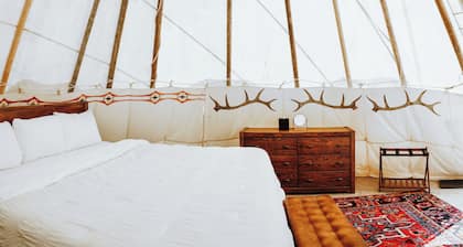 Beautiful Glamping Tipi with King Bed 1/2 mile from Yellowstone Park Entrance.