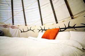 WiFi, bed sheets - Beautiful Glamping Tipi with King Bed 1/2 mile from Yellowstone Park Entrance. (Gardiner)