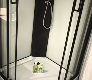 Towels, soap, toilet paper - Stay in Dunkirk: Room Near Malo Beach and Shops (Dunkerque)