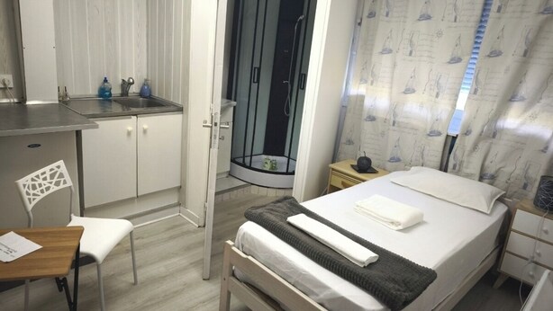 1 bedroom, iron/ironing board, WiFi, bed sheets - Stay in Dunkirk: Room Near Malo Beach and Shops (Dunkerque)
