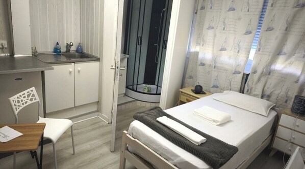 Iron/ironing board, WiFi, bed sheets - Stay in Dunkirk: Room Near Malo Beach and Shops (Dunkerque)