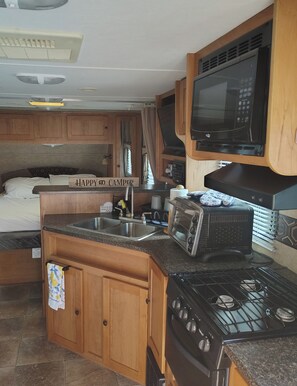 Private kitchen - Little Mt. Retreat Camper with Water, Sewage, AC, and Limited Internet (DeFuniak Springs)