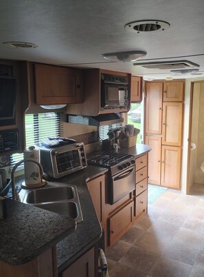 Private kitchen - Little Mt. Retreat Camper with Water, Sewage, AC, and Limited Internet (DeFuniak Springs)