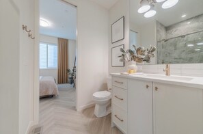 Een douche, een bubbelbad, een haardroger, een bidet
