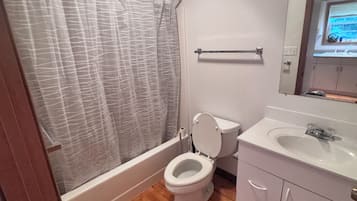 Een haardroger, handdoeken, zeep, toiletpapier