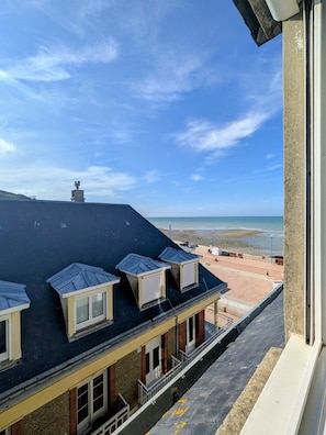 A building with a flat roof, multiple windows, and a view of the beach. - right by the sea (Saint-Valery-en-Caux)