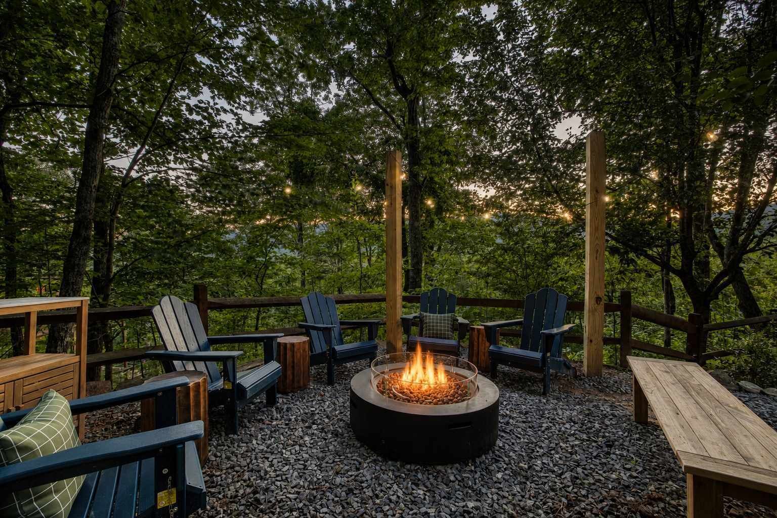 Un espacio al aire libre con sillas Adirondack, una chimenea y una terraza de madera rodeada de árboles.
