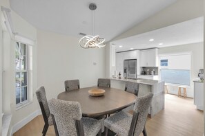 Dining - Woodland Oasis: Brand-new Home 15 Min to Disney (Kissimmee)