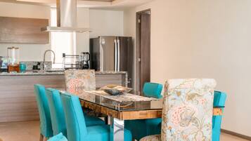 Deluxe Loft, Balcony, Pool View | Dining
