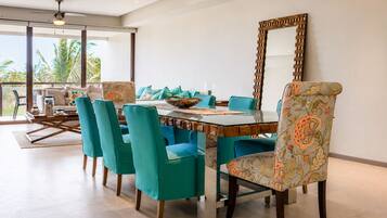 Deluxe-Loft, Balkon, Poolblick | Speisen
