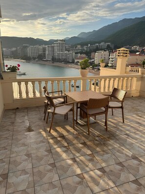 Outdoor dining - Hotel Kuc (Bečići)