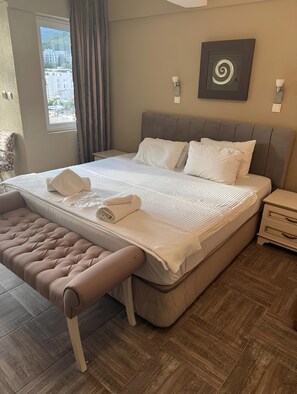 In-room safe, desk, laptop workspace, iron/ironing board - Hotel Kuc (Bečići)