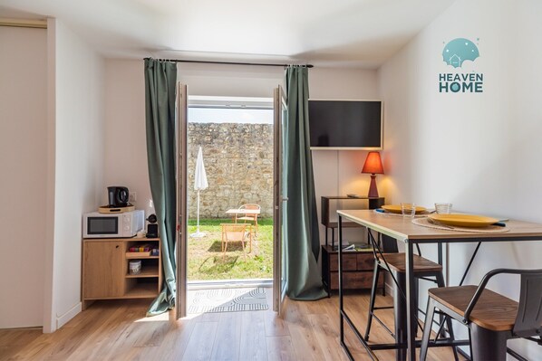 Dining - Charming studio with garden, Guingamp town centre (Guingamp)