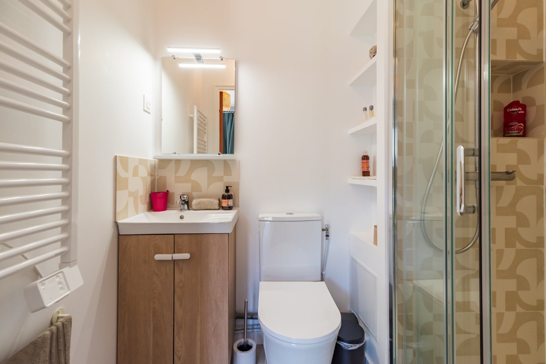 Un baño pequeño con inodoro, lavabo y ducha.