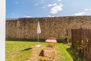 Outdoor dining - Charming studio with garden, Guingamp town centre (Guingamp)