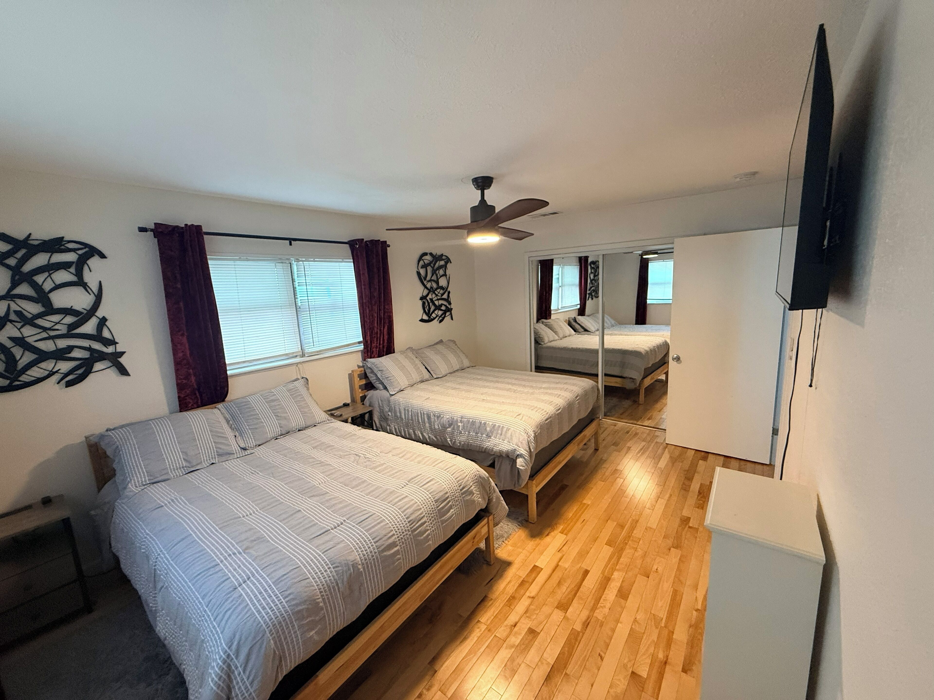 Iron/ironing board, Internet, bed sheets