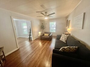 TV - Jarrel Cottage Longer Stays Welcome! (Tyler)