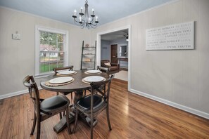 A dining room with a round table, four chairs, and a chandelier. - Jarrel Cottage Longer Stays Welcome! (Tyler)