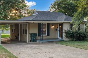 A single-story house with a covered porch, a front door, and a small front yard. - Jarrel Cottage Longer Stays Welcome! (Tyler)