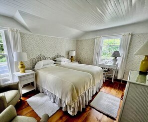 Room - Beautiful Victorian home in serene Gilbertsville perfect for relaxing getaways. (Gilbertsville)