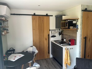 Private kitchen - Sallandsstekje: A studio in a rural setting offering plenty of privacy and tranquility. (Marienheem)