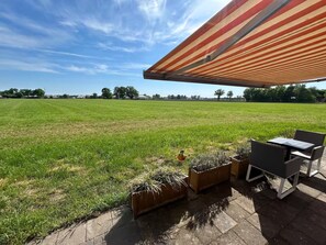 Outdoor dining - Sallandsstekje: A studio in a rural setting offering plenty of privacy and tranquility. (Marienheem)