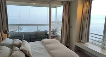 Modern 4BR Apartment with Ocean View