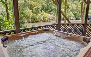 Outdoor spa tub - Riverfront Cartecay - Hot Tub - Firepit - Tubing (Ellijay)