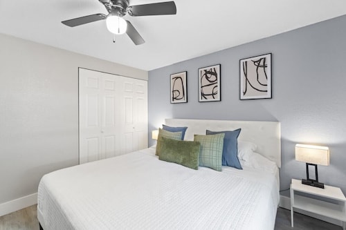 Renovated 1BR + Office | 15 Min Sand Hill Gate