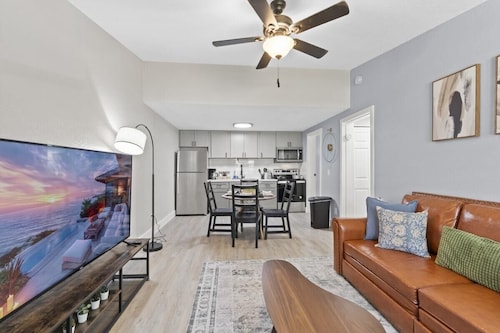 Renovated 1BR + Office | 15 Min Sand Hill Gate
