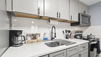 Réfrigérateur, un four, surface de cuisson, cafetière-théière