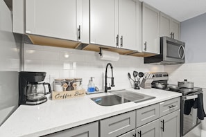 Fridge, oven, stovetop, coffee/tea maker - Renovated 1BR + Office | 15 Min Sand Hill Gate (Columbus)