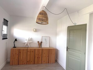 A room with a wooden cabinet, a star decoration, a hanging light fixture, and a green door. - Family home between Avignon and Mont Ventoux with free EV charging (Pernes-les-Fontaines)