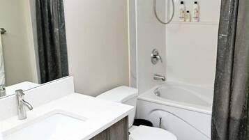 Haartrockner, Bidet, Handtücher, Seife