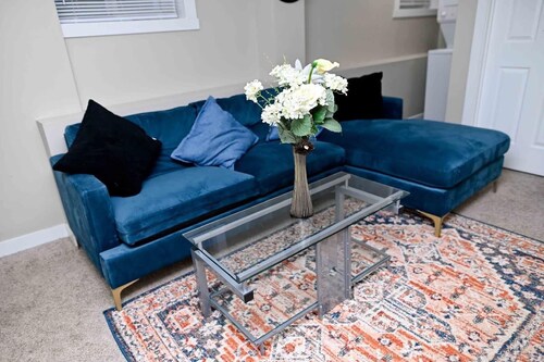 Spacious 2-Bedroom Apartment with Full Kitchen, Laundry & Workspace