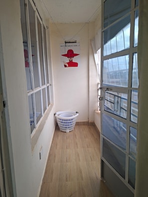 Toallas, jabón, papel de baño 