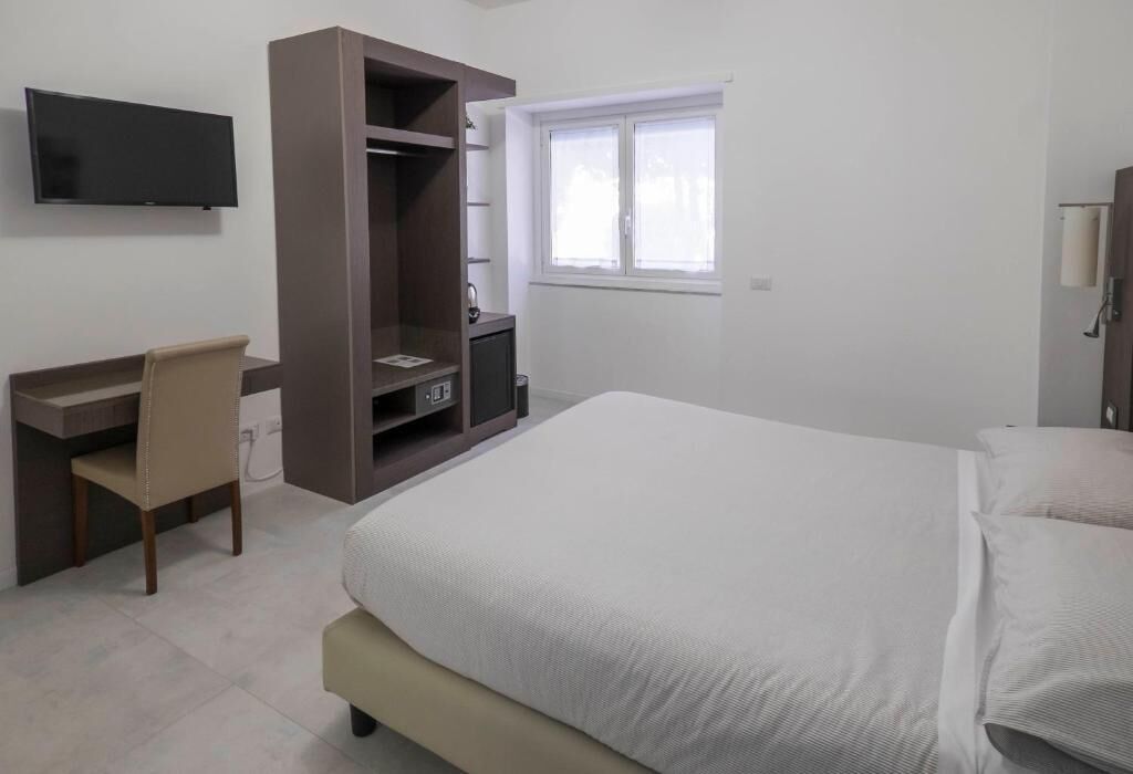 Chambre Triple, vue ville | Coffres-forts dans les chambres, bureau