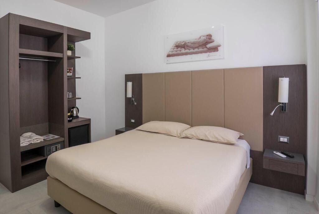 Chambre Double, vue ville | Coffres-forts dans les chambres, bureau