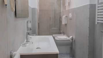 Raffaello | Bathroom | Shower, free toiletries, hair dryer, towels