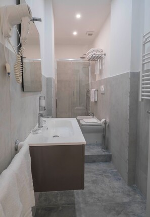 Raffaello | Badezimmer | Dusche, kostenlose Toilettenartikel, Haartrockner, Handtücher