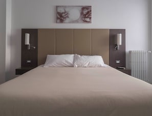 In-room safe, desk, laptop workspace, soundproofing - IL PERUGINO GUEST HOUSE (Rome)