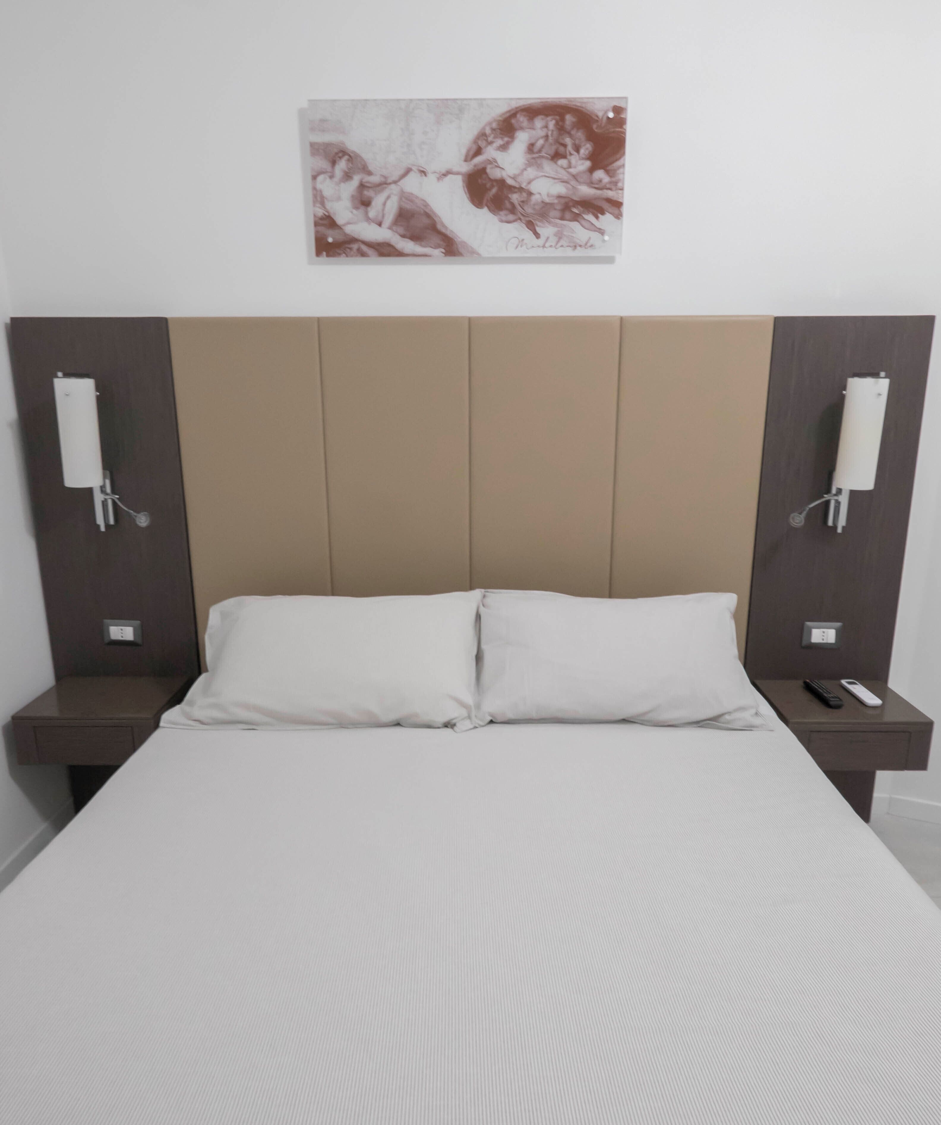 Chambre Triple, vue cour intérieure | Coffres-forts dans les chambres, bureau