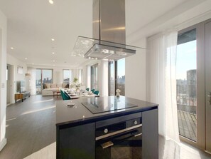 Interior - Luxury Three Bed, Three Bath Apartment Near Excel (London)