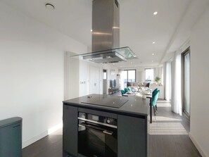 Fridge - Luxury Three Bed, Three Bath Apartment Near Excel (London)