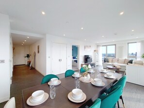 Dining - Luxury Three Bed, Three Bath Apartment Near Excel (London)