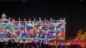 A large building with multiple levels and balconies, illuminated with colorful lights. - Apartment 5 minutes from the Nancy train station (Nancy)