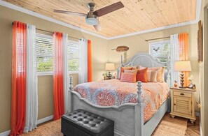 Room - Cozy 2-bedroom house in tranquil New Port Richey with AC (New Port Richey)