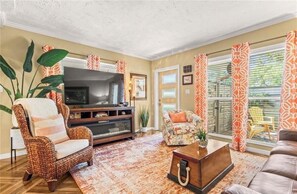 Living area - Cozy 2-bedroom house in tranquil New Port Richey with AC (New Port Richey)