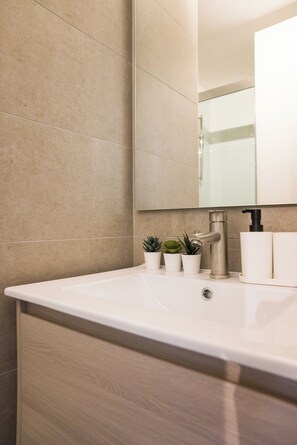 Familienapartment, Balkon | Badezimmer